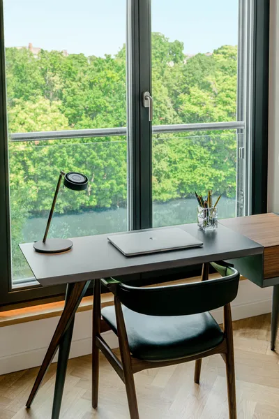 Exklusiver Wasserblick, möbliert an der Spree – 3 Zimmer mit Balkon & Concierge — photo 1